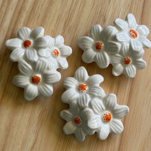 Set Of 3 Vintage Inarco Ceramic Daisy Clusters Orange Centers White Petals 1967 - Picture 2 of 9